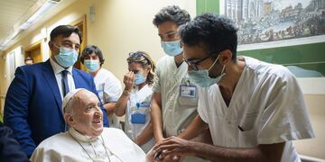 El Papa Francisco sigue internado y este viernes trabajó desde su habitación en el hospital de Roma. Foto: Vatican Media vía AP, archivo.