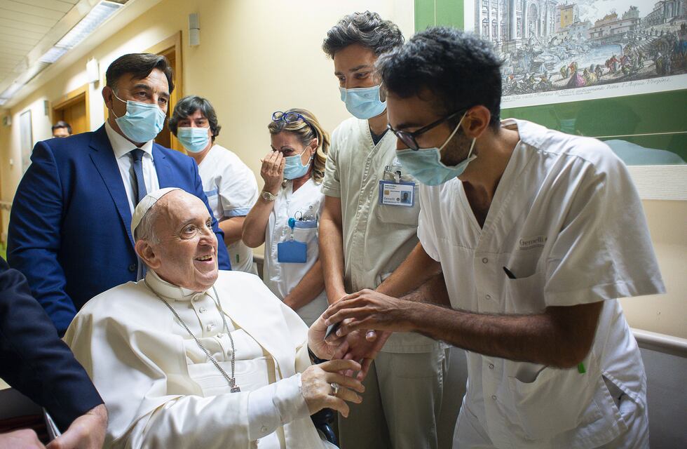 El Papa Francisco no descuida al Vaticano y continúa con sus trabajos desde el hospital