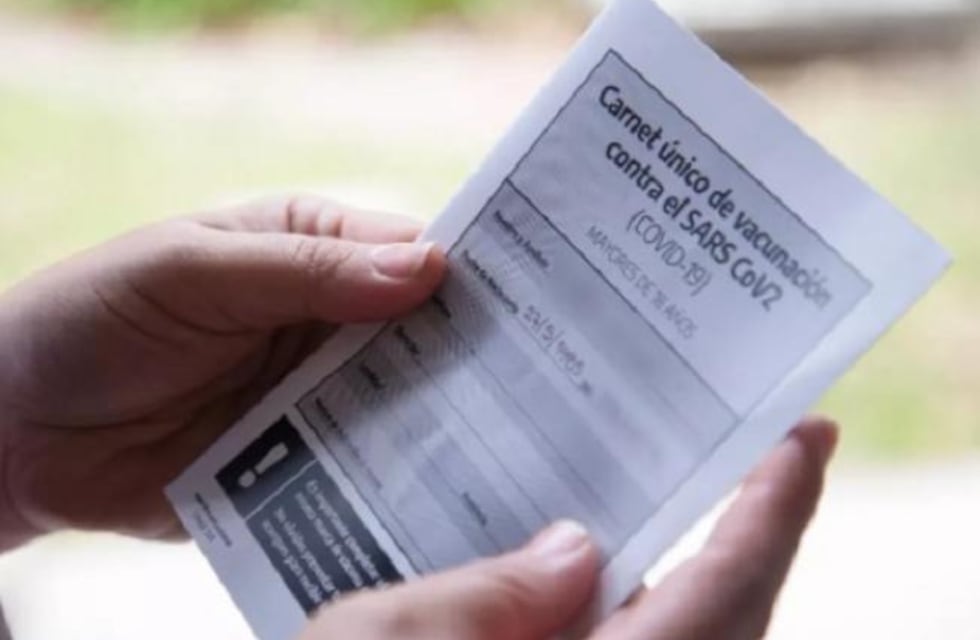 Investigan la presunta venta de pases sanitarios falsos por redes sociales