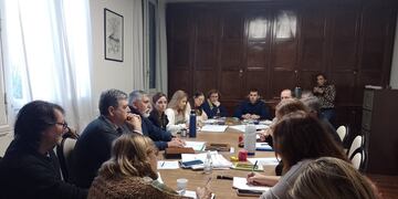 Apolonio y Paz López con la Comisión de Hacienda y Producción de Tres Arroyos