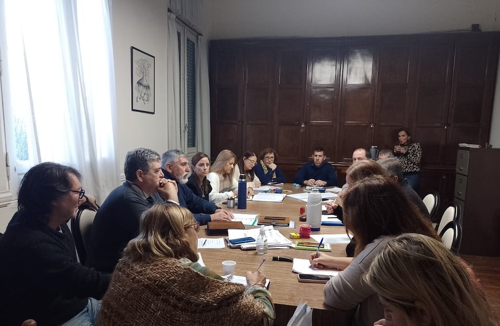 Apolonio y Paz López con la Comisión de Hacienda y Producción de Tres Arroyos