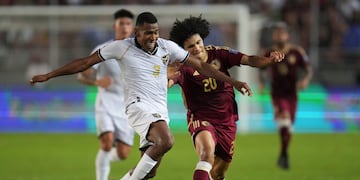 Diego Medina de Bolivia pelea con Eduardo Bello de Venezuela por el balón en el encuentro de la eliminatoria al Mundial 2026 el viernes 6 de junio del 2025. (AP Foto/Ariana Cubillos)