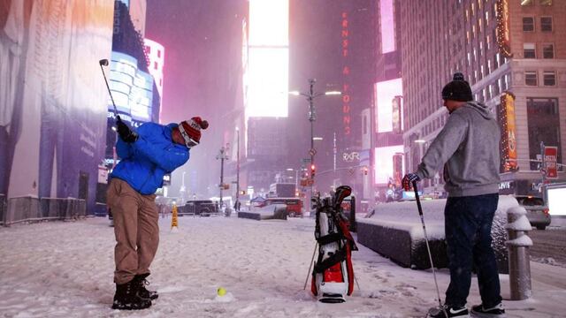 La costa este de Estados Unidos espera por la "bombogénesis", la tormenta que tiene en alerta a todos los gobiernos.