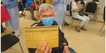 El histórico locutor de Cadena 3 muestra su carnet. (Foto: Cadena 3)