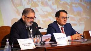 El intendente de San Salvador de Jujuy, Raúl Jorge, pronunció su mensaje, acompañado en el estrado por el presidente del Concejo Deliberante, Lisandro Aguiar.