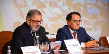 El intendente de San Salvador de Jujuy, Raúl Jorge, pronunció su mensaje, acompañado en el estrado por el presidente del Concejo Deliberante, Lisandro Aguiar.