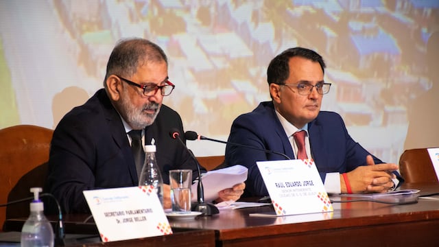 El intendente de San Salvador de Jujuy, Raúl Jorge, pronunció su mensaje, acompañado en el estrado por el presidente del Concejo Deliberante, Lisandro Aguiar.