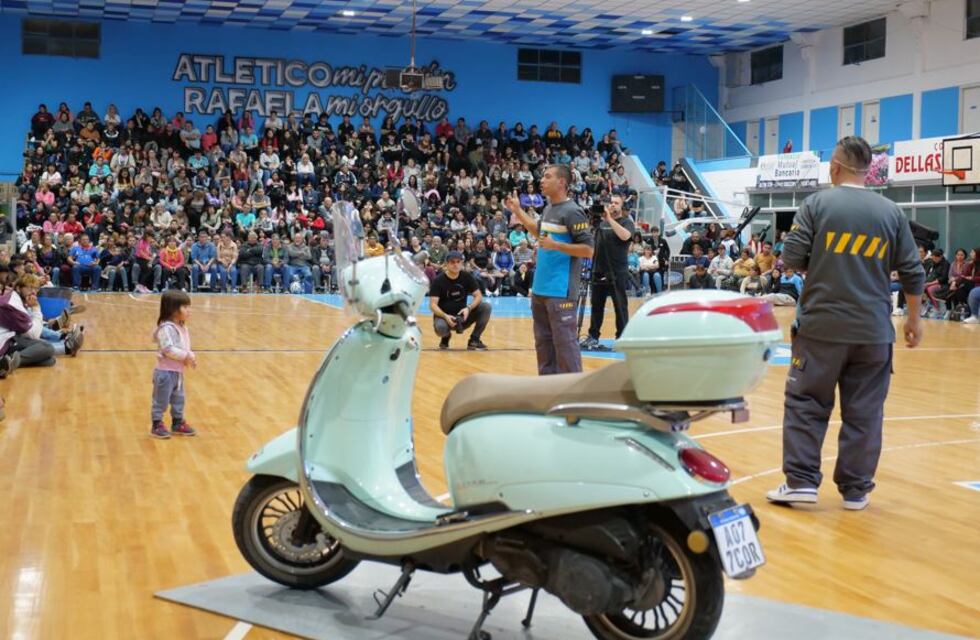 Más de 1.100 motociclistas de Rafaela fueron capacitados y recibieron un casco