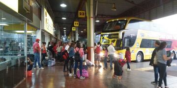 Intenso movimiento de pasajeros en la terminal de Posadas por el fin de semana largo.