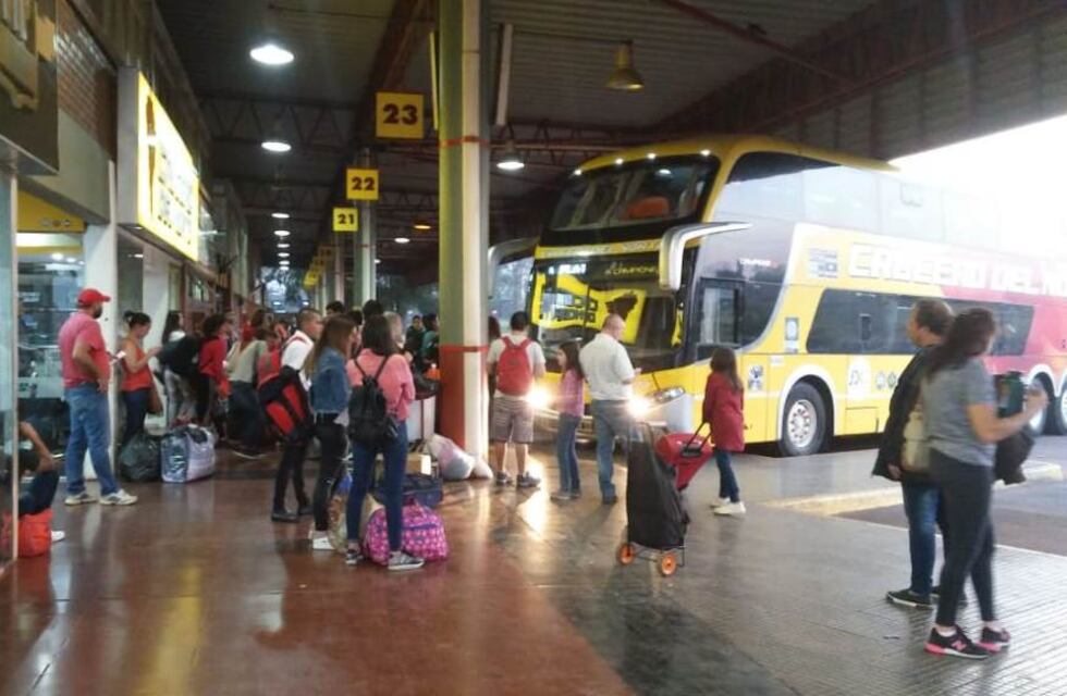 Intenso movimiento de pasajeros en la terminal de Posadas por el fin de semana largo