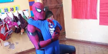Maxi Leiva, el policía cordobés que se viste de Hombre Araña.