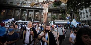 Misa en el sector de pañuelos celestes. (Clarín)