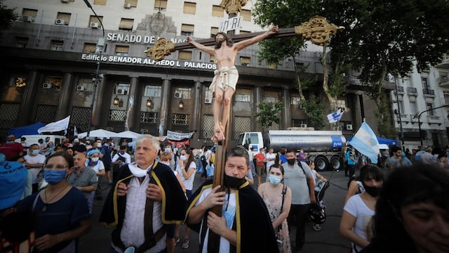 Misa en el sector de pañuelos celestes. (Clarín)