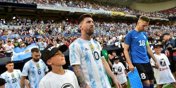 Lionel Messi recibió el saludo de varios chicos de las escuelas que celebraron con él sus 35 años.