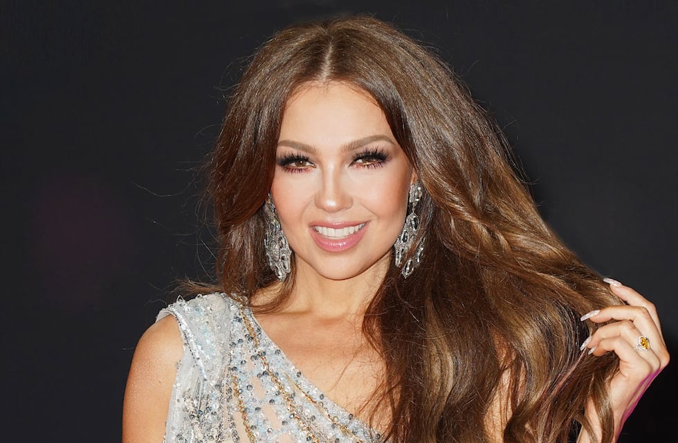 A los 51 años, Thalía presume su escultural físico luciendo una nanokini