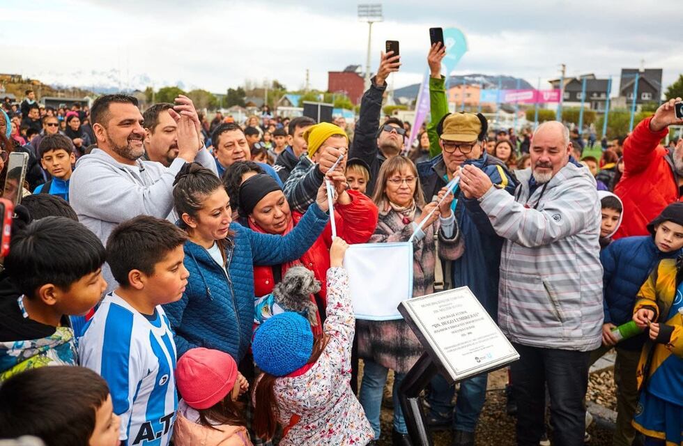 Ushuaia: inauguraron en nuevo campo de juego del estadio municipal Hugo Lumbreras