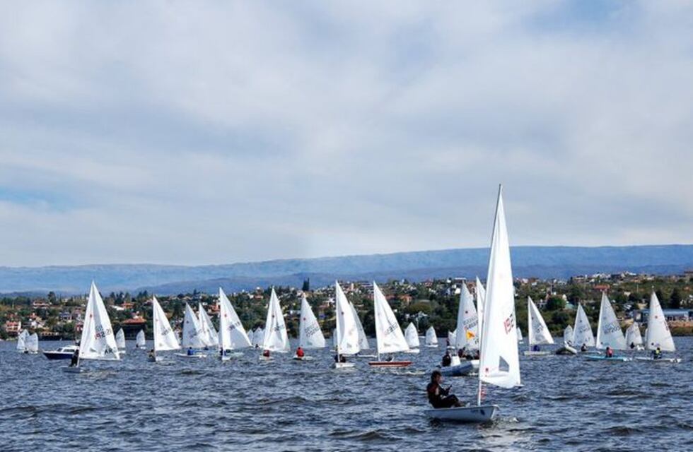 Deportistas de todo el país llegan a la ciudad para el campeonato argentino de vela