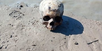 Encontraron un cráneo y una bolsa con restos óseos en la orilla de un río en Santa Fe.
