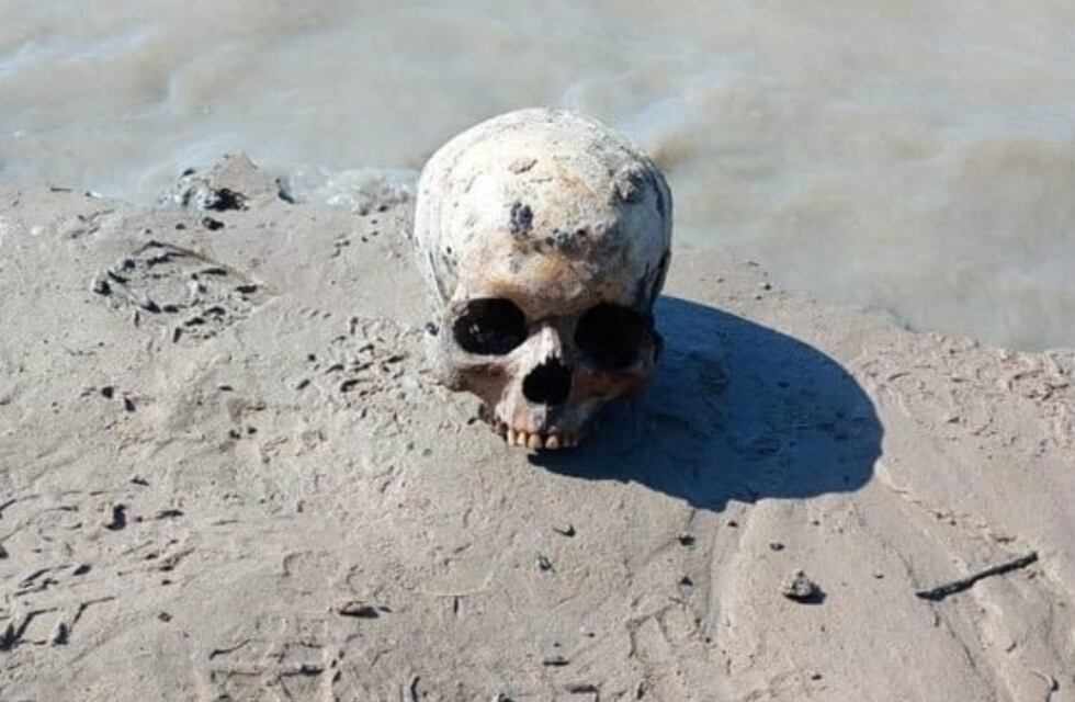 Macabro hallazgo a la orilla del río: encontraron un cráneo y restos óseos en una bolsa en Santa Fe