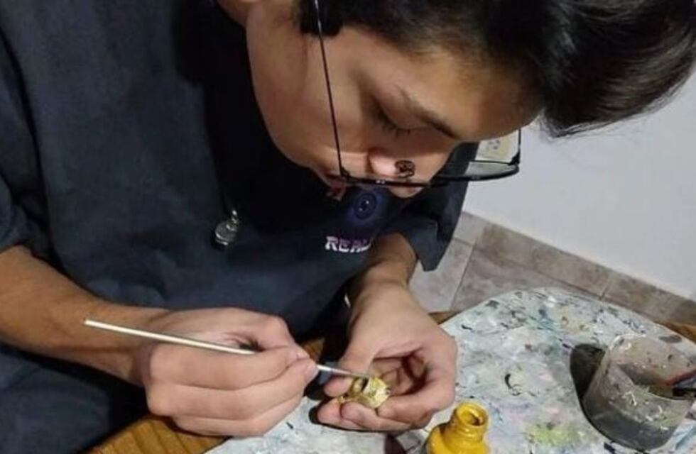 Artesanías con sello propio: el emprendimiento de Tiziano para ir a Italia con su escuela