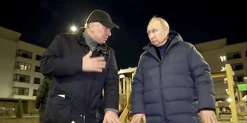 El presidente ruso, Vladimir Putin, escucha al viceprimer ministro Marat Khusnullin, quien dirige la construcción y el desarrollo regional, mientras visita Mariupol, Ucrania controlada por Rusia, en esta imagen fija tomada de un video publicado el 19 de marzo. , 2023. Kremlin.ru/Handout vía REUTERS