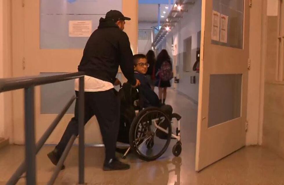 Tomás, el cordobés con huesos de cristal, volvió a la escuela después de un año con un glorioso regalo