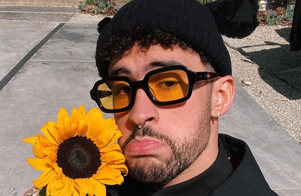Bad Bunny le tiró el celular al agua una fan que quería tomarse una foto con él y realizó un fuerte descargo: “Sin cojones me tiene”