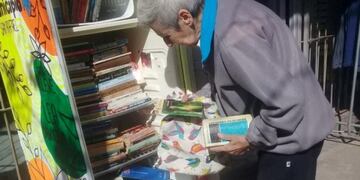 La heladera literia está en la vereda de la Delegación Municipal del barrio San Martín en San Rafael.