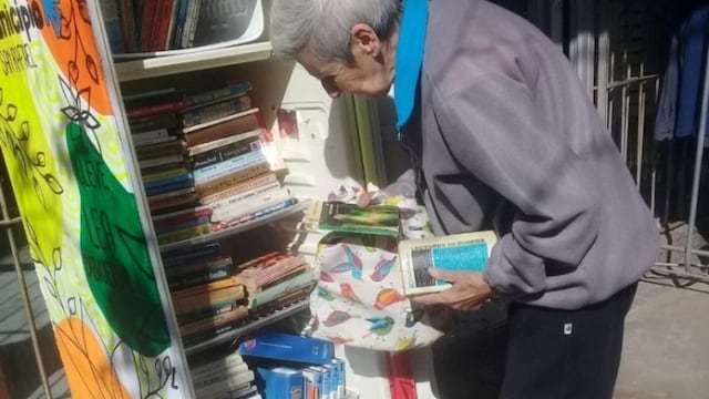 La heladera literia está en la vereda de la Delegación Municipal del barrio San Martín en San Rafael.