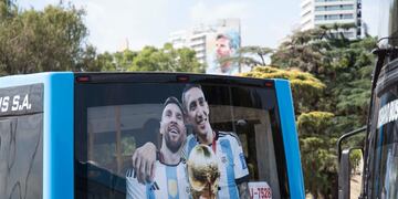 Los colectivos de Rosario con la imagen de Messi y Di María.