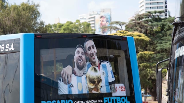 Los colectivos de Rosario con la imagen de Messi y Di María.