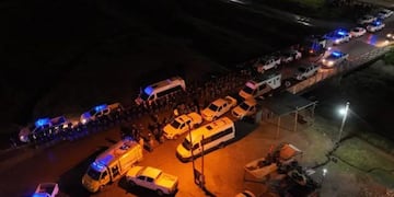 Efectivos policiales desalojaron tierras usurpadas en el Barrio Emerenciano.