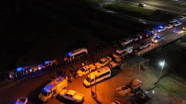 Efectivos policiales desalojaron tierras usurpadas en el Barrio Emerenciano.