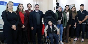 Emotiva entrega en Tucumán: Mía recibió una silla postural diseñada para mejorar su calidad de vida.