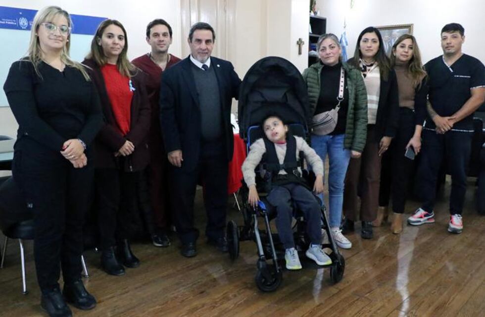 Inclusión y equidad: Salud entregó silla postural a una paciente pediátrica