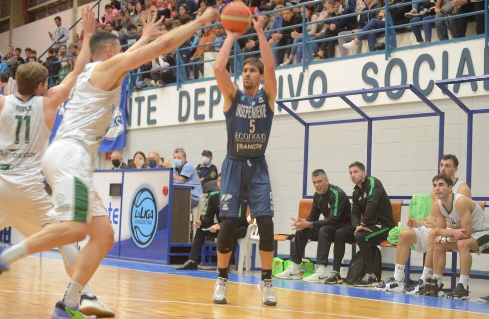 Independiente de Oliva le ganó a Barrio Parque y recuperó el mando en la final de Liga Argentina