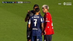El árbitro Facundo Tello le explica a Nahuel Bustos su decisión de anular el gol que era el 2 a 2 para Talleres ante Independiente