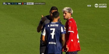 El árbitro Facundo Tello le explica a Nahuel Bustos su decisión de anular el gol que era el 2 a 2 para Talleres ante Independiente