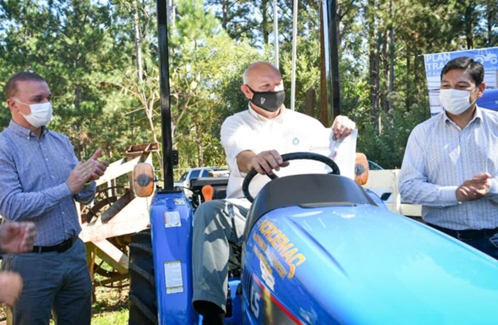 Entrega de tractores en Campo Grande gracias al “Plan Tractor”