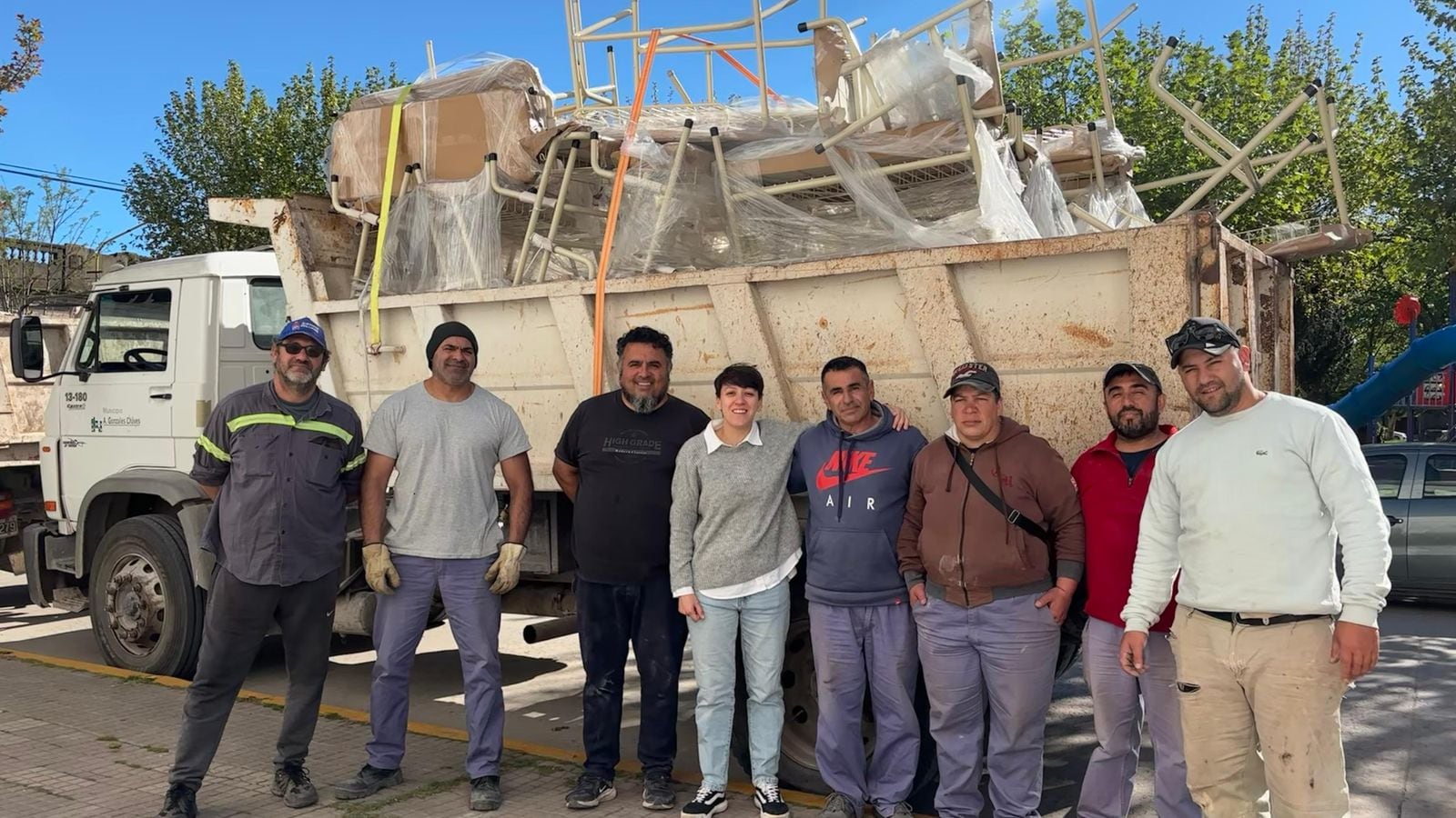 Se entregó nuevo mobiliario escolar en Gonzales Chaves y Juan Eulogio Barra