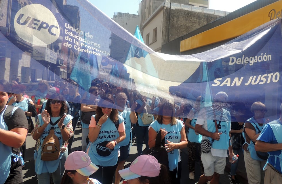 Los docentes se movilizaron en reclamo a mejoras salariales