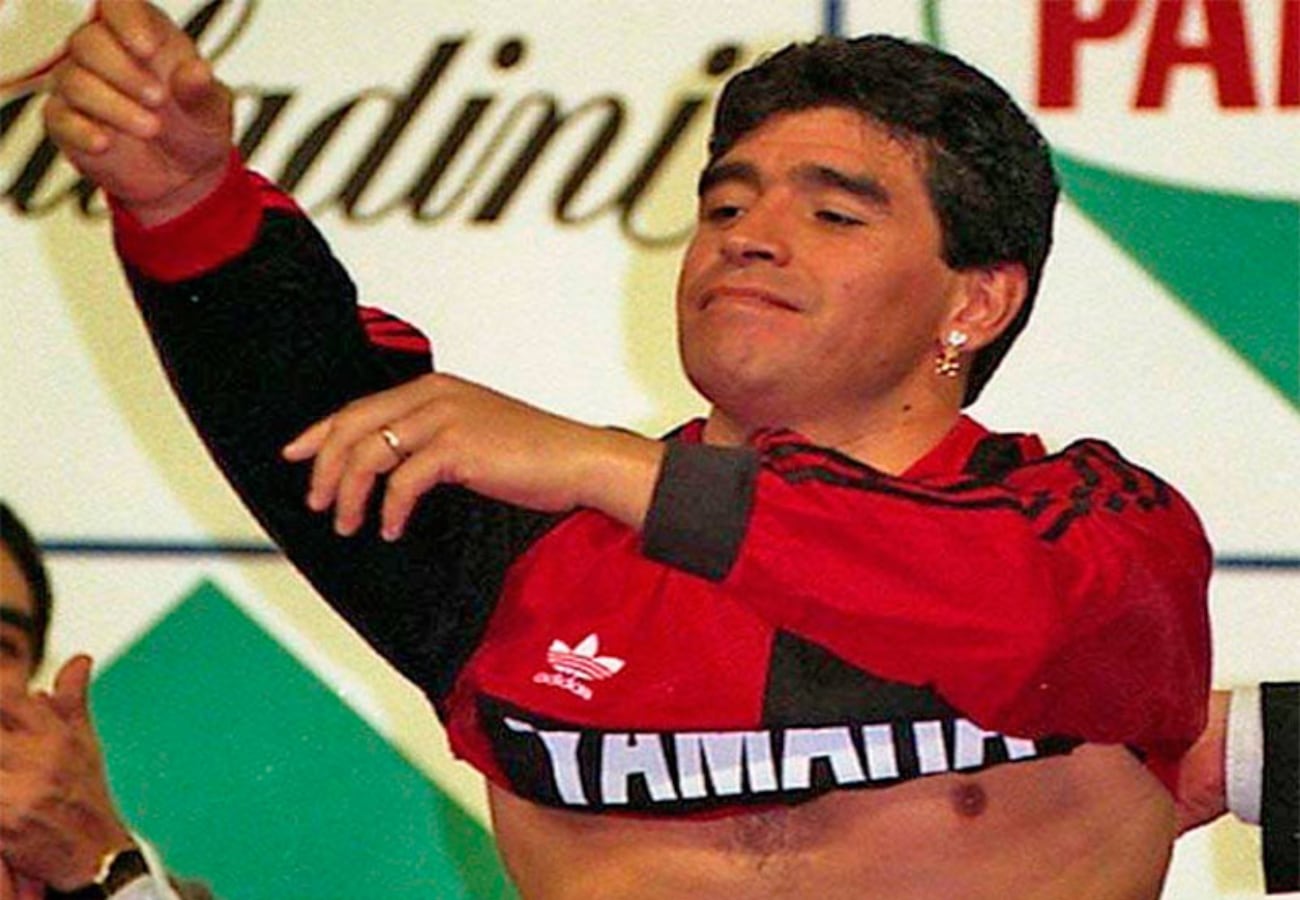 Diego Maradona firmando su contrato con Newell's