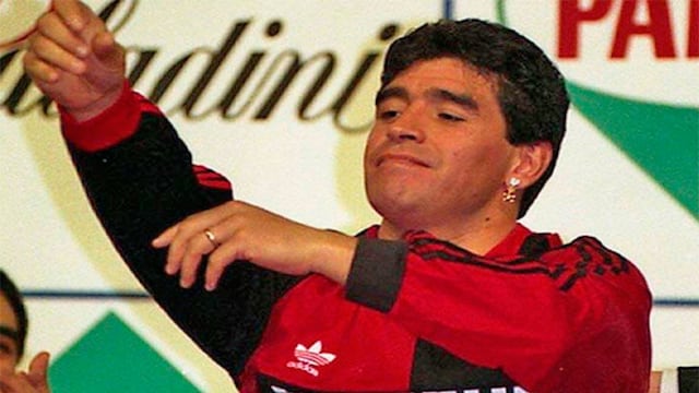 Diego Maradona firmando su contrato con Newell's