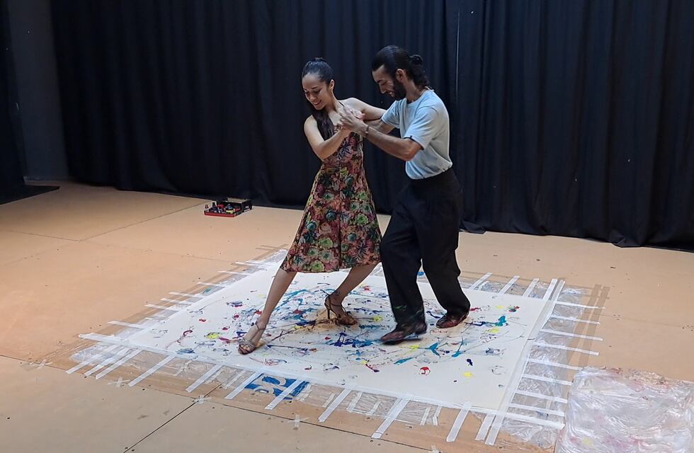 Sabrina y Horacio, los bailarines de tango de Arroyito que pintan en tela mientras bailan
