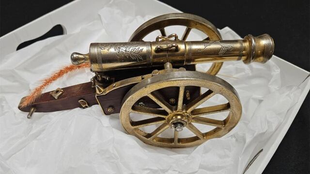 Un cañón de adorno que regaló Perón a Riera estará en el escritorio de Jaldo