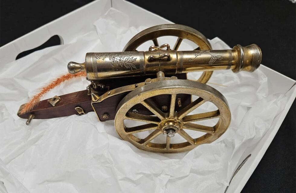 Un cañón de adorno que regaló Perón a Riera estará en el escritorio de Jaldo