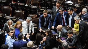 Diputados de distintos bloques negociaron en plena sesión (Foto: Federico López Claro)