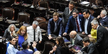 Diputados de distintos bloques negociaron en plena sesión (Foto: Federico López Claro)