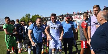 El arquero de Tristán Suárez, Cristian Correa es retirado del estadio de Maipú, para ser trasladado a un hospital luego de sufrir la agresión con una bengala. José Gutiérrez / Los Andes