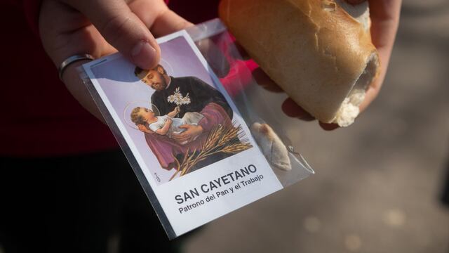 Mendoza 07 Agosto  de 2021
San Cayetano
Después de uno y bajo un estricto protocolo sanitario, se vuelve  a venerar a San Cayetano, patrono del pan y del trabajo. 
Foto: Ignacio Blanco / Los Andes
